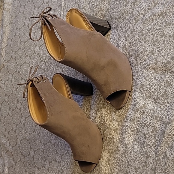 Grey Heels - Picture 1 of 11